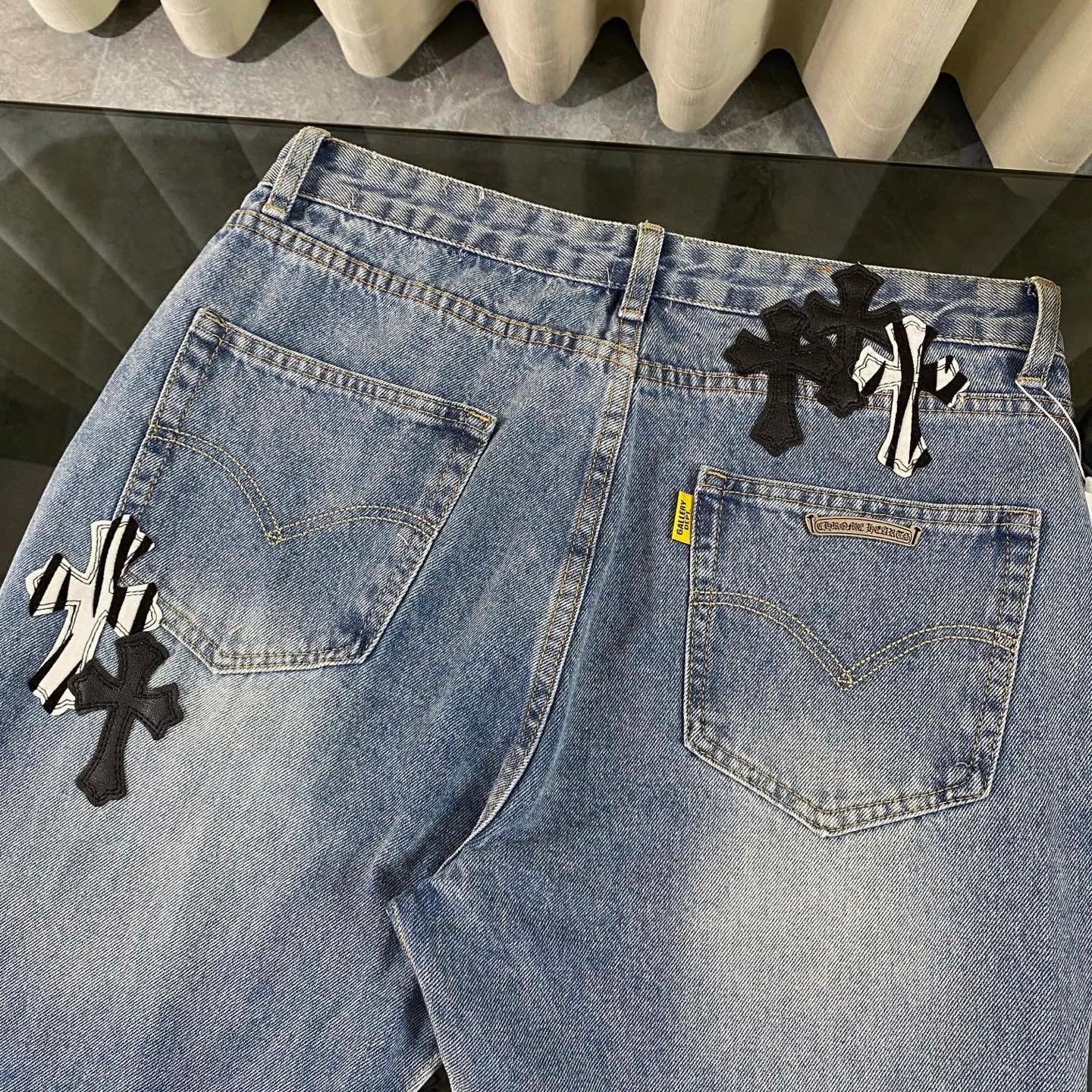 P270 CH Chromehearts zebra black and white cross patch patchwork jeans, priced at 34W level, patchwork cross pattern embellishment, washed jeans! ! An absolutely high-end luxury product, a 1.9W-level god-level single product, a super popular product, made by top heavy industry, a magic weapon that cannot be missed! [About Zangyin] This is an extremely luxurious fashion brand that can also be called the aristocracy of the high street. It has always been an exclusive brand for some hipsters or rich second generations. Compared with ordinary high streets, it is more luxurious and noble. Compared with luxury brands, it is more fashionable and individual. It has always been a brand that I have a special liking for. [Top heavy industry fashion design] Consistently high-street luxury style. Speaking of this style, the Zangyin family and GU family are definitely the leading representative brands. Especially the Zangyin family has really achieved a state-of-the-art effect in creating high-street style. The unique washed material is used to create this style. The color system is already quite eye-catching. After it is decorated with patchwork cross flowers, it cleverly highlights the charm of the brand. Secondly, this style uses classic The high-waist cutting design highlights the long legs and fashionable temperament of the upper body. The brand is highly recognizable and the slim fit configuration is more suitable for daily wear. It is a product that interprets personality, fashion, and specifications at a glance. This single product is enough to make any fan excited. It can be a white T-shirt for a youthful college style, or a tight suspender for a royal style. It has strong matching ability and can be easily controlled by men.  [Materials and craftsmanship] Needless to say, this point goes without saying. As an excellent craftsman brand, Zangyin’s requirements for details and craftsmanship are really perfect. The washed color of this model has gone through so many processes, not to mention the embellishment of denim appliques. It is also purely hand-made and sewn. Just like what they believe in, only hand-made things have soul and have the meaning of wear. A top-notch heavy-duty fashionable denim item, I look forward to your perfect interpretation! !  Color: black gray Size: 28-36
